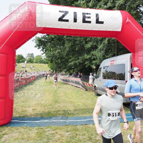 21.06.2025 - 27. Vierlanden-Triathlon MichiJ http://msf.ph/oto/7998699 15.06.2026 11:22:00 Ziel 315, 396, 406, 410 meine-sportfotos.de