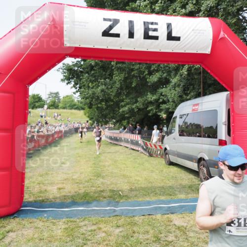 21.06.2025 - 27. Vierlanden-Triathlon MichiJ http://msf.ph/oto/7998722 15.06.2026 11:22:00 Ziel 315, 396, 406, 410 meine-sportfotos.de