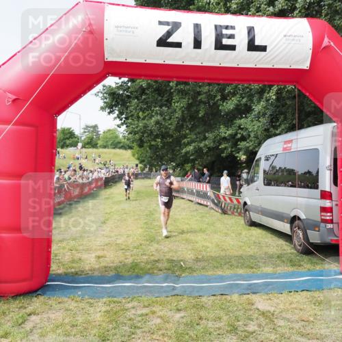 21.06.2025 - 27. Vierlanden-Triathlon MichiJ http://msf.ph/oto/7998736 15.06.2026 11:22:02 Ziel 315, 396, 406, 410 meine-sportfotos.de