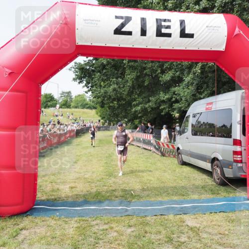 21.06.2025 - 27. Vierlanden-Triathlon MichiJ http://msf.ph/oto/7998747 15.06.2026 11:22:02 Ziel 315, 396, 406, 410 meine-sportfotos.de