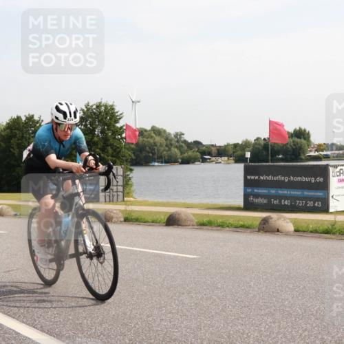 15.06.2025 - 27. Vierlanden-Triathlon H.Heesch http://msf.ph/oto/7998788 15.06.2025 09:55:57 Radfahren 198, 229 meine-sportfotos.de