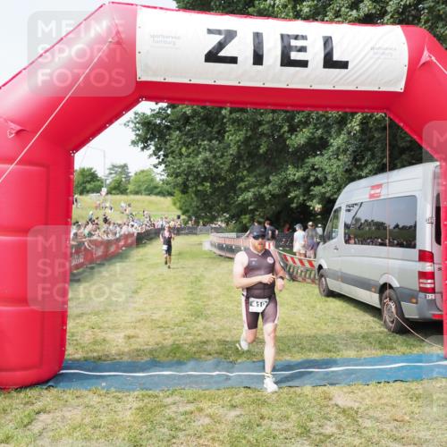 21.06.2025 - 27. Vierlanden-Triathlon MichiJ http://msf.ph/oto/7998804 15.06.2026 11:22:03 Ziel 315, 396, 406, 410 meine-sportfotos.de