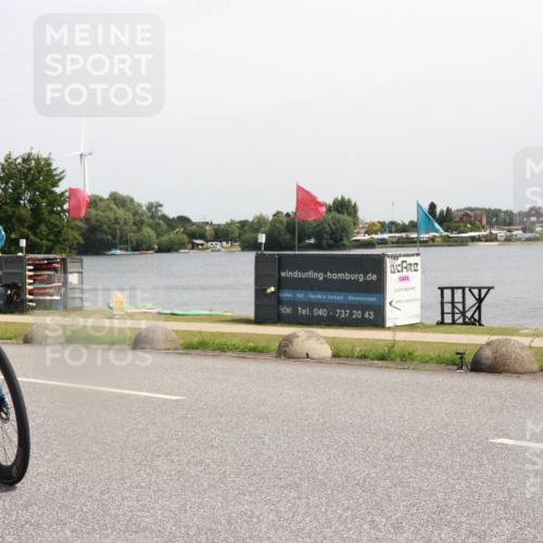 21.06.2025 - 27. Vierlanden-Triathlon H.Heesch http://msf.ph/oto/7998812 15.06.2025 11:37:56 Radfahren 691, 759, 854, 900 meine-sportfotos.de