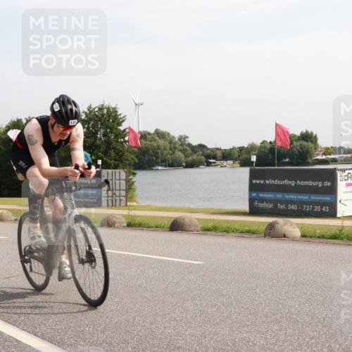 15.06.2025 - 27. Vierlanden-Triathlon H.Heesch http://msf.ph/oto/7998816 15.06.2025 09:56:23 Radfahren 45, 77, 111, 132 meine-sportfotos.de