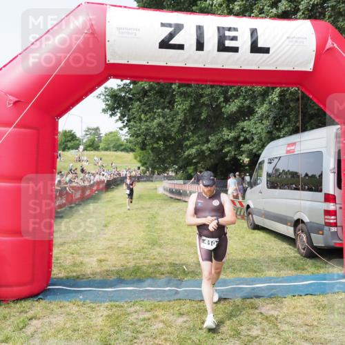 21.06.2025 - 27. Vierlanden-Triathlon MichiJ http://msf.ph/oto/7998828 15.06.2026 11:22:03 Ziel 315, 396, 406, 410 meine-sportfotos.de