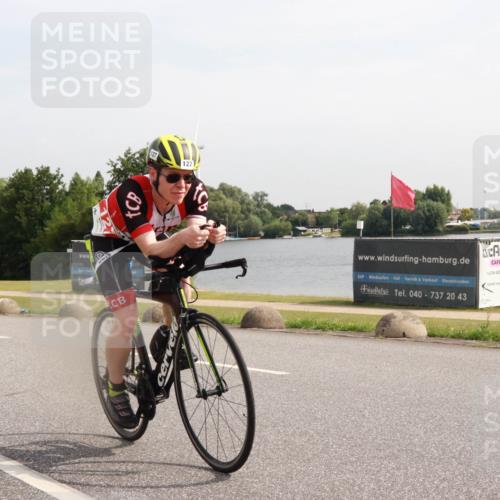 15.06.2025 - 27. Vierlanden-Triathlon H.Heesch http://msf.ph/oto/7998962 15.06.2025 10:00:37 Radfahren 106, 127, 137, 160 meine-sportfotos.de