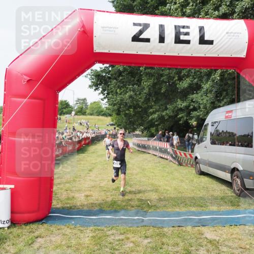 21.06.2025 - 27. Vierlanden-Triathlon MichiJ http://msf.ph/oto/7999022 15.06.2026 11:22:07 Ziel 410, 422, 439 meine-sportfotos.de