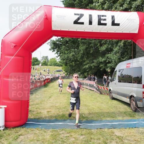 21.06.2025 - 27. Vierlanden-Triathlon MichiJ http://msf.ph/oto/7999040 15.06.2026 11:22:08 Ziel 410, 422, 439 meine-sportfotos.de