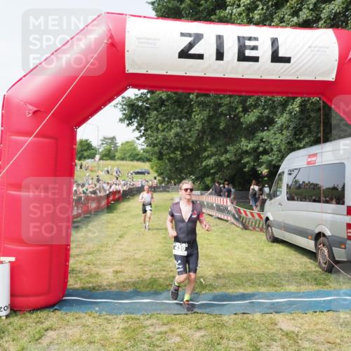 21.06.2025 - 27. Vierlanden-Triathlon MichiJ http://msf.ph/oto/7999046 15.06.2026 11:22:08 Ziel 410, 422, 439 meine-sportfotos.de