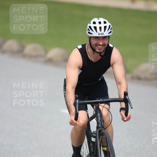 21.06.2025 - 27. Vierlanden-Triathlon H.Heesch http://msf.ph/oto/7999080 15.06.2025 12:30:26 Radfahren 58, 640, 883, 884 meine-sportfotos.de