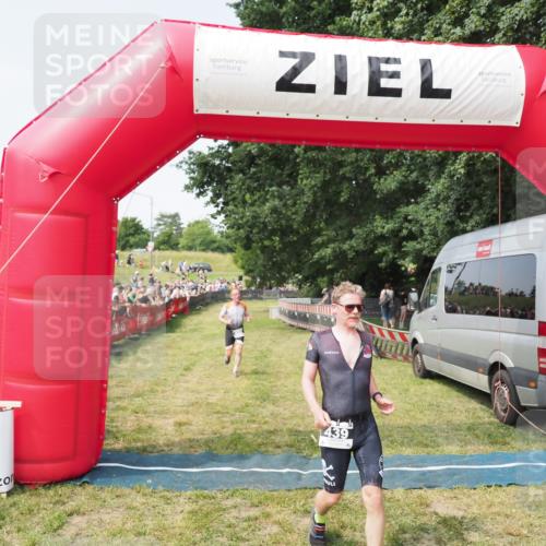 21.06.2025 - 27. Vierlanden-Triathlon MichiJ http://msf.ph/oto/7999088 15.06.2026 11:22:09 Ziel 410, 422, 439 meine-sportfotos.de