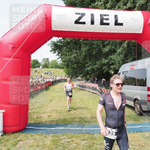 21.06.2025 - 27. Vierlanden-Triathlon MichiJ http://msf.ph/oto/7999142 15.06.2026 11:22:10 Ziel 410, 422, 439 meine-sportfotos.de