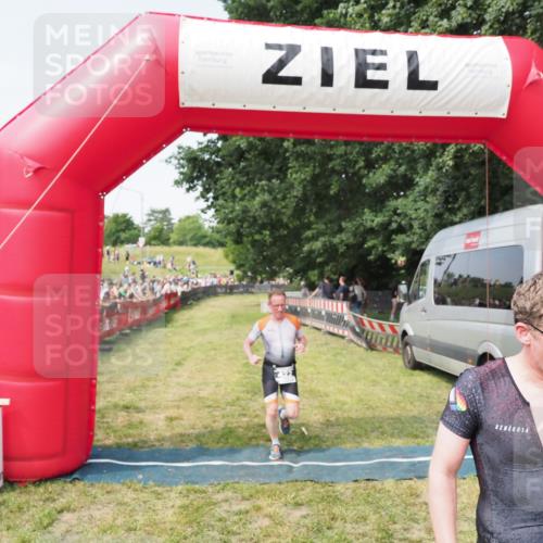 21.06.2025 - 27. Vierlanden-Triathlon MichiJ http://msf.ph/oto/7999177 15.06.2026 11:22:11 Ziel 422, 439 meine-sportfotos.de