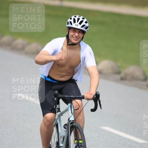 21.06.2025 - 27. Vierlanden-Triathlon H.Heesch http://msf.ph/oto/7999181 15.06.2025 12:30:32 Radfahren 58, 828, 883, 884, 952 meine-sportfotos.de