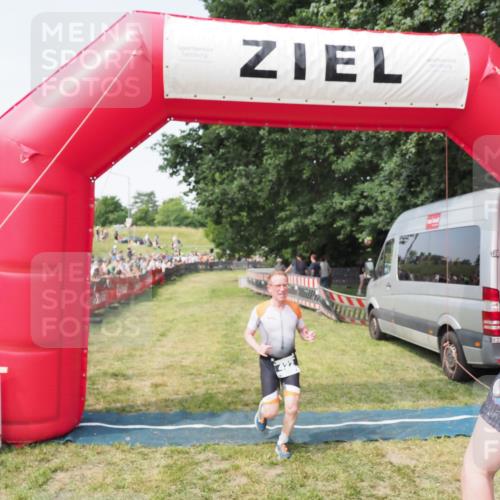21.06.2025 - 27. Vierlanden-Triathlon MichiJ http://msf.ph/oto/7999186 15.06.2026 11:22:11 Ziel 422, 439 meine-sportfotos.de
