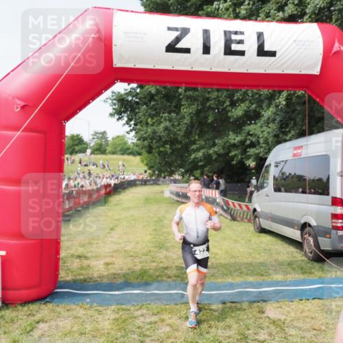 21.06.2025 - 27. Vierlanden-Triathlon MichiJ http://msf.ph/oto/7999195 15.06.2026 11:22:11 Ziel 422, 439 meine-sportfotos.de