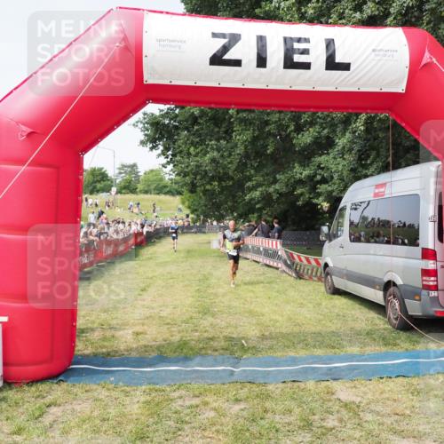 21.06.2025 - 27. Vierlanden-Triathlon MichiJ http://msf.ph/oto/7999221 15.06.2026 11:22:24 Ziel 413 meine-sportfotos.de