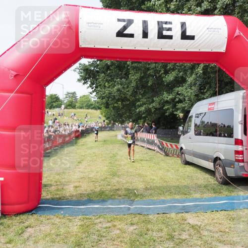 21.06.2025 - 27. Vierlanden-Triathlon MichiJ http://msf.ph/oto/7999252 15.06.2026 11:22:24 Ziel 413 meine-sportfotos.de