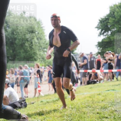 15.06.2025 - 27. Vierlanden-Triathlon KatJ http://msf.ph/oto/7999276 15.06.2025 09:56:24 Schwimmen 260, 314, 315, 323, 349, 438 meine-sportfotos.de