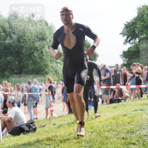15.06.2025 - 27. Vierlanden-Triathlon KatJ http://msf.ph/oto/7999280 15.06.2025 09:56:24 Schwimmen 260, 314, 315, 323, 349, 438 meine-sportfotos.de
