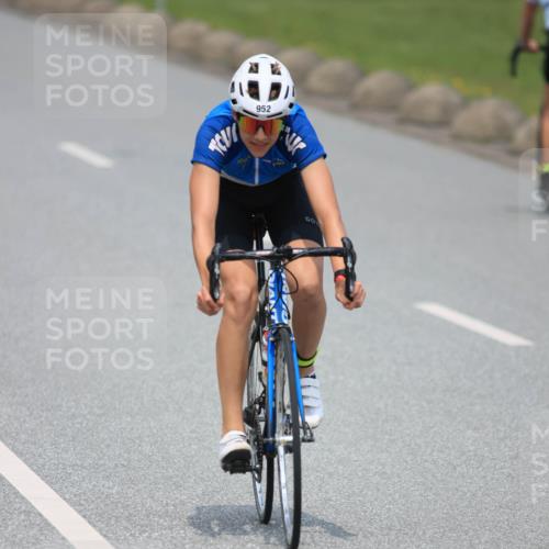21.06.2025 - 27. Vierlanden-Triathlon H.Heesch http://msf.ph/oto/7999304 15.06.2025 12:30:38 Radfahren 739, 828, 884, 952 meine-sportfotos.de