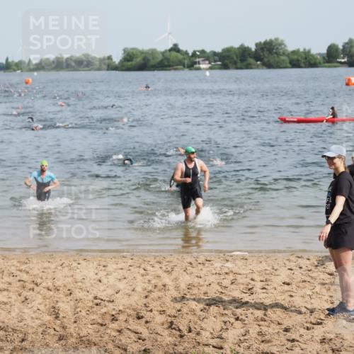 21.06.2025 - 27. Vierlanden-Triathlon MichiJ http://msf.ph/oto/7999314 15.06.2026 10:03:35 Schwimmen 377, 425, 432 meine-sportfotos.de