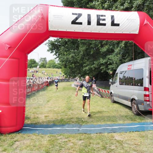 21.06.2025 - 27. Vierlanden-Triathlon MichiJ http://msf.ph/oto/7999337 15.06.2026 11:22:26 Ziel 413 meine-sportfotos.de