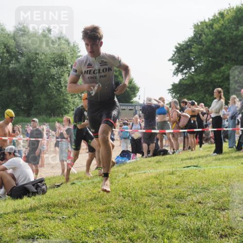 15.06.2025 - 27. Vierlanden-Triathlon KatJ http://msf.ph/oto/7999396 15.06.2025 09:56:39 Schwimmen 254, 276, 286, 320, 341 meine-sportfotos.de