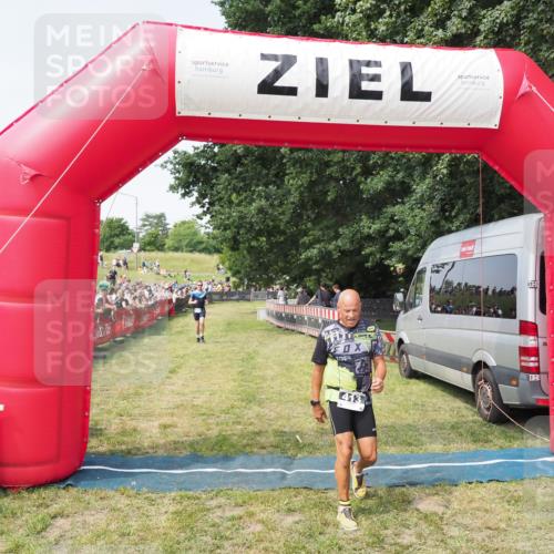 21.06.2025 - 27. Vierlanden-Triathlon MichiJ http://msf.ph/oto/7999402 15.06.2026 11:22:28 Ziel 266, 413 meine-sportfotos.de