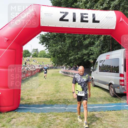 21.06.2025 - 27. Vierlanden-Triathlon MichiJ http://msf.ph/oto/7999415 15.06.2026 11:22:28 Ziel 266, 413 meine-sportfotos.de