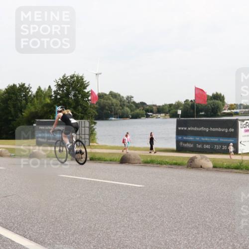 15.06.2025 - 27. Vierlanden-Triathlon H.Heesch http://msf.ph/oto/7999419 15.06.2025 10:23:17 Radfahren 80, 528, 570, 597, 620 meine-sportfotos.de