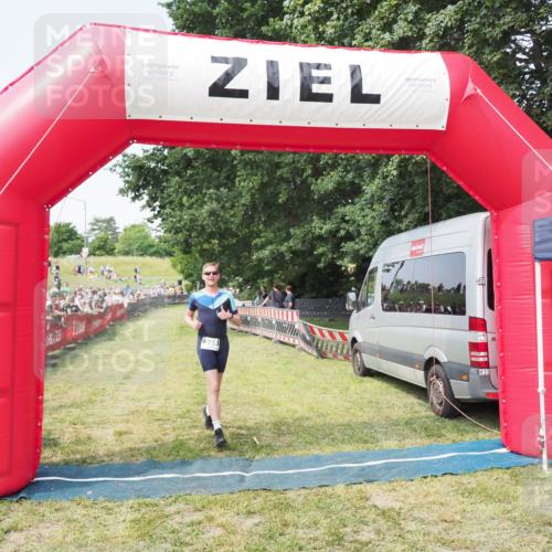 21.06.2025 - 27. Vierlanden-Triathlon MichiJ http://msf.ph/oto/7999421 15.06.2026 11:22:32 Ziel 266, 413 meine-sportfotos.de