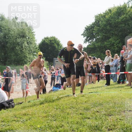 15.06.2025 - 27. Vierlanden-Triathlon KatJ http://msf.ph/oto/7999423 15.06.2025 09:56:40 Schwimmen 254, 276, 286, 320, 341 meine-sportfotos.de