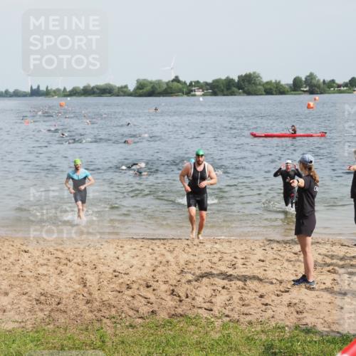 21.06.2025 - 27. Vierlanden-Triathlon MichiJ http://msf.ph/oto/7999430 15.06.2026 10:03:37 Schwimmen 377, 425, 432, 439 meine-sportfotos.de