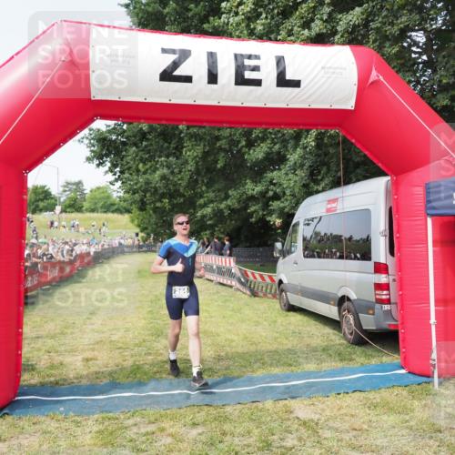 21.06.2025 - 27. Vierlanden-Triathlon MichiJ http://msf.ph/oto/7999443 15.06.2026 11:22:32 Ziel 266, 413 meine-sportfotos.de