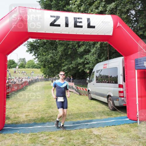21.06.2025 - 27. Vierlanden-Triathlon MichiJ http://msf.ph/oto/7999458 15.06.2026 11:22:32 Ziel 266, 413 meine-sportfotos.de