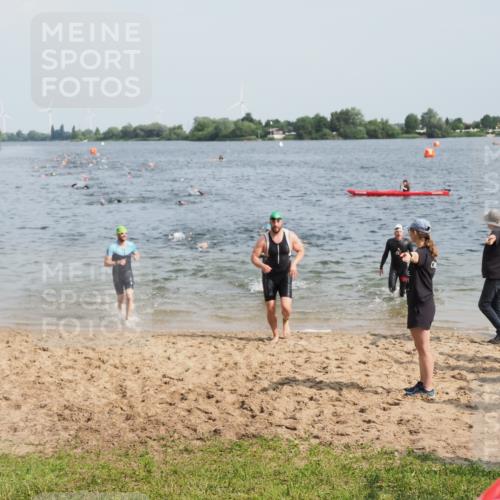21.06.2025 - 27. Vierlanden-Triathlon MichiJ http://msf.ph/oto/7999461 15.06.2026 10:03:37 Schwimmen 377, 425, 432, 439 meine-sportfotos.de
