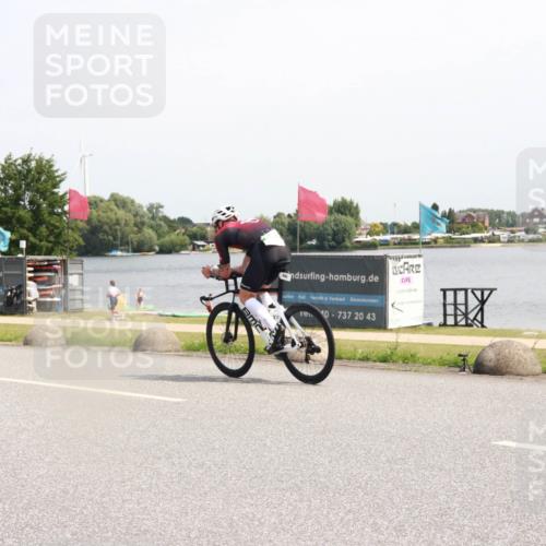 21.06.2025 - 27. Vierlanden-Triathlon H.Heesch http://msf.ph/oto/7999493 15.06.2025 11:39:41 Radfahren 708 meine-sportfotos.de