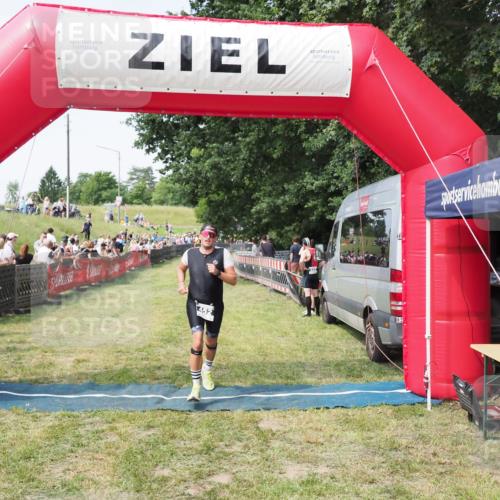 21.06.2025 - 27. Vierlanden-Triathlon MichiJ http://msf.ph/oto/7999508 15.06.2026 11:23:01 Ziel 452 meine-sportfotos.de