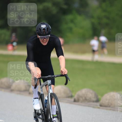 21.06.2025 - 27. Vierlanden-Triathlon H.Heesch http://msf.ph/oto/7999509 15.06.2025 12:30:57 Radfahren 791, 970 meine-sportfotos.de