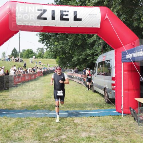 21.06.2025 - 27. Vierlanden-Triathlon MichiJ http://msf.ph/oto/7999513 15.06.2026 11:23:01 Ziel 452 meine-sportfotos.de