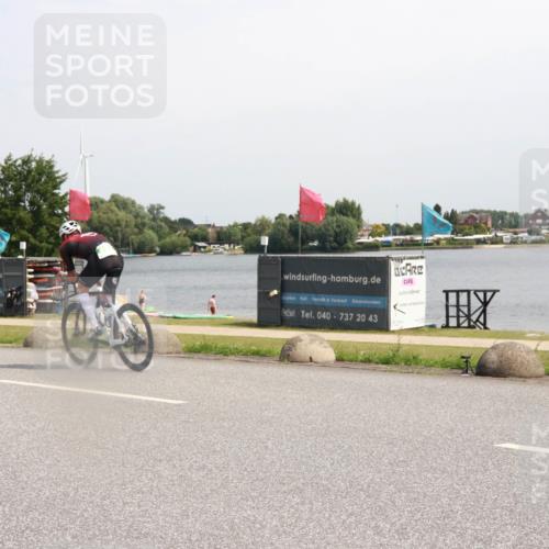 21.06.2025 - 27. Vierlanden-Triathlon H.Heesch http://msf.ph/oto/7999514 15.06.2025 11:39:41 Radfahren 708 meine-sportfotos.de