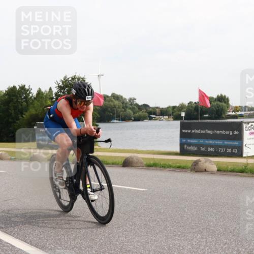 15.06.2025 - 27. Vierlanden-Triathlon H.Heesch http://msf.ph/oto/7999538 15.06.2025 10:23:32 Radfahren 64, 226, 507 meine-sportfotos.de