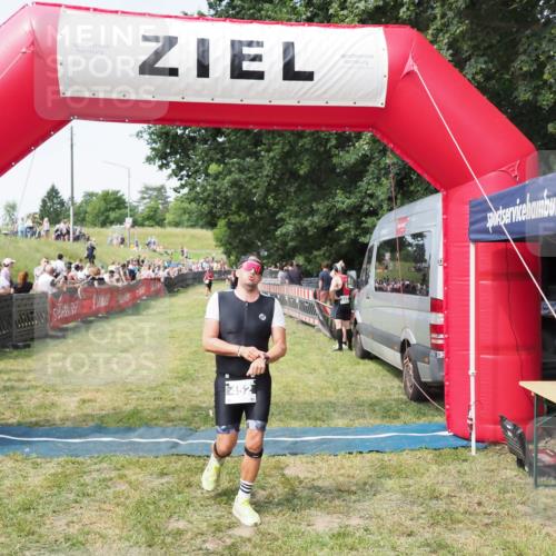 21.06.2025 - 27. Vierlanden-Triathlon MichiJ http://msf.ph/oto/7999544 15.06.2026 11:23:02 Ziel 452 meine-sportfotos.de