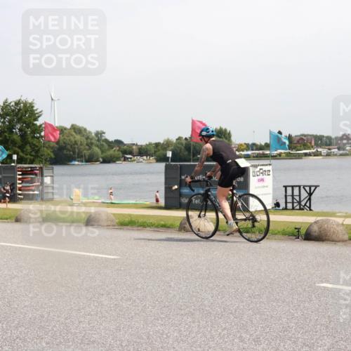 21.06.2025 - 27. Vierlanden-Triathlon H.Heesch http://msf.ph/oto/7999553 15.06.2025 11:39:45 Radfahren 692, 708 meine-sportfotos.de
