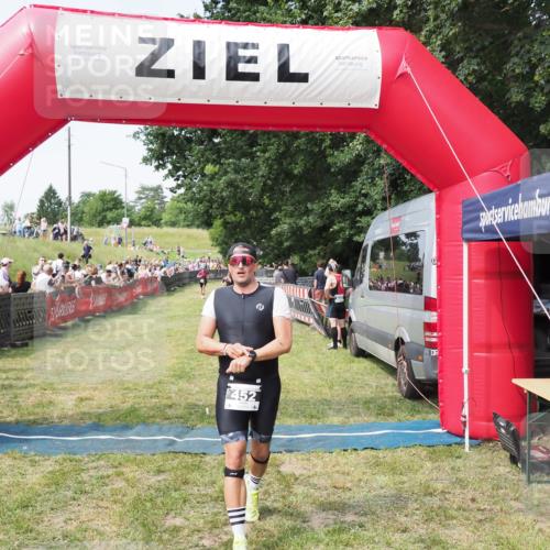 21.06.2025 - 27. Vierlanden-Triathlon MichiJ http://msf.ph/oto/7999560 15.06.2026 11:23:02 Ziel 452 meine-sportfotos.de