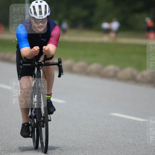 21.06.2025 - 27. Vierlanden-Triathlon H.Heesch http://msf.ph/oto/7999584 15.06.2025 12:31:13 Radfahren 750 meine-sportfotos.de