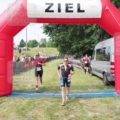 21.06.2025 - 27. Vierlanden-Triathlon MichiJ http://msf.ph/oto/7999597 15.06.2026 11:23:09 Ziel 372, 592 meine-sportfotos.de