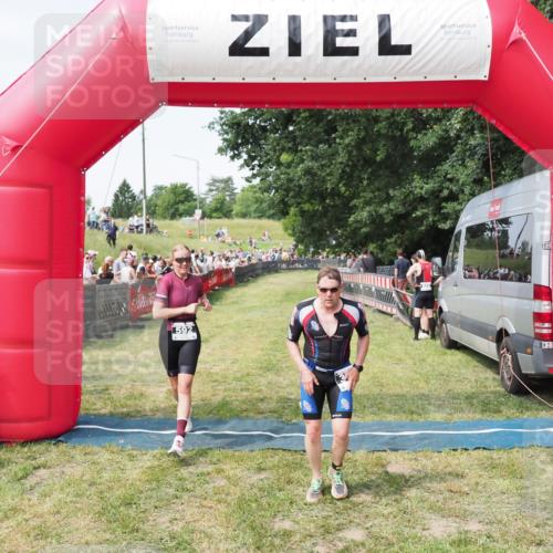 21.06.2025 - 27. Vierlanden-Triathlon MichiJ http://msf.ph/oto/7999612 15.06.2026 11:23:10 Ziel 372, 592 meine-sportfotos.de