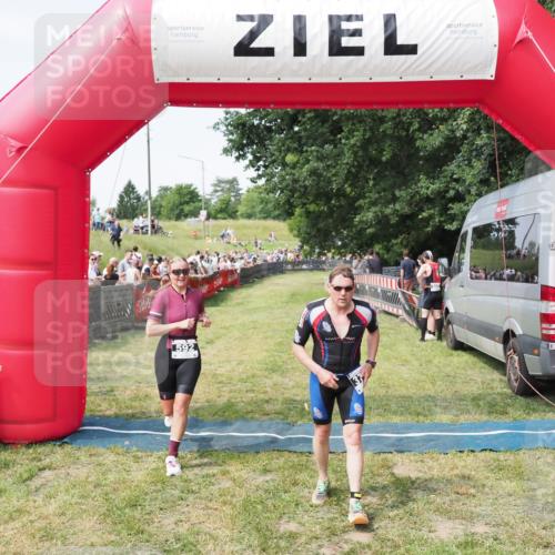 21.06.2025 - 27. Vierlanden-Triathlon MichiJ http://msf.ph/oto/7999616 15.06.2026 11:23:10 Ziel 372, 592 meine-sportfotos.de